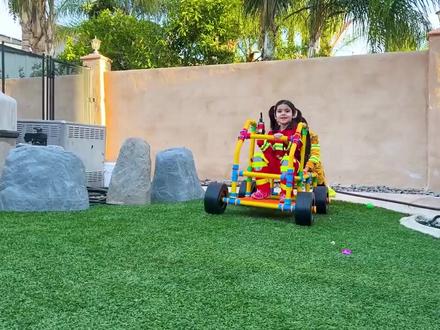 小女孩和姐姐爸妈角色扮演消防员DIY搭建积木房子玩具消防车救援