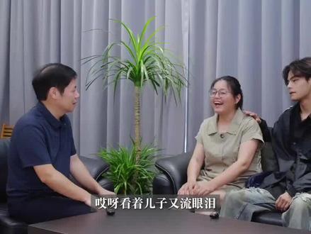 昔日基础薄弱步履蹒跚,今朝高考逆袭如愿上岸。一路良师引路,家人温情托举 最终交出了一份不负汗水、不负期许的答卷!#高考成绩 #准大学生 #高三文化生 #艺考生 #艺考生文化课
