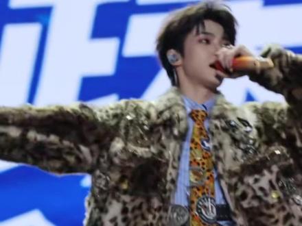 梓渝:“感谢千里迢迢来看我的你们。”#梓渝 #2025杭州氧气音乐节 #钱江文娱