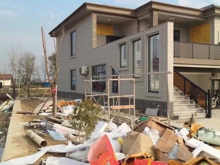 #农村自建房 #二层别墅 继大平层后,又一火爆户型。一层生活储物,二楼客厅卧室!这设计真的太棒了。如果后期大露台不渗漏的话,我觉得没毛病。好看又实用。主体还不贵!