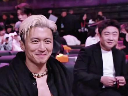 《三蹦子偷看法拉利》😂#谢霆锋 #乔杉 #微博之夜 #手绘 #抽象