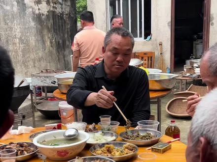 很遗憾没得在哪吃晚饭,还没得感受那里节日的气氛就把这家伙驼回来了,在车上还被他借着酒气把我数落了一顿,说以后再也不带上我了!