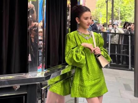 宋祖儿瘦到腿凹进去了!#宋祖儿 #娱乐 #身材