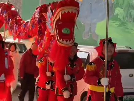 东天山骆驼队是由新疆哈密出发、以骑行骆驼为主要方式的旅游团队,旨在重现古代丝绸之路北道的历史路线。该团队由33峰骆驼、3匹马及20多位队员组成,从哈密巴里坤得胜门出发,沿古丝绸之路北道向东行进,预计于2025年11月底抵达丝绸之路东方起点洛阳1。
其核心特点包括:
1. 文化意义:通过传统骆驼骑行方式,串联起新疆与中原的文化脉络,呼应古代丝绸之路的繁荣1。
2. 历史重现:团队路线设计参考了东汉时期洛阳作为丝绸之路东方起点的历史背景,具有文化教育价值1。
3. 规模与挑战:团队规模较大,需兼顾骆驼照料、长途骑行等复杂后勤,体现了对古代商贸路线的致敬与探索!!!
#记录身边的传统文化 #宣传正能量 热情好客的泾川人民欢迎东天山骆驼队,我们准备好了!!!