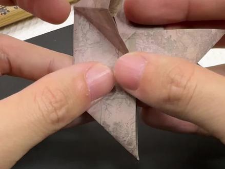 小时候被老师没收的飞镖,你还记得怎么折吗?一张正方形纸就能折,小朋友都爱玩#亲子手工折纸 #手工折纸教程 #简单折纸 #折纸飞镖 #简单易学的折纸教程