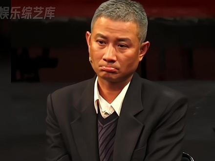 演员 #文章 出演话剧近照,此次露面,文章的头发已经变得花白,不知道是为了形象特意染白了还是真的变老了许多,曾是影帝的文章,因为感情问题影响了事业和家庭,从前的意气风发,现在变得格外低调,希望文章以后给我们带来更优秀的作品!