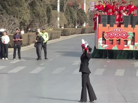 米脂秧歌美女指挥高梦瑶火爆出圈,被网友盛赞"米脂婆姨名不虚传".#米脂秧歌美女指挥