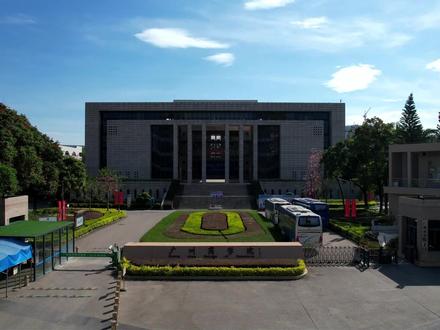 广州商学院,位于广东省广州市中新广州知识城,是经教育部批准设立的一所全日制普通本科院校,为广东省硕士学位授予立项建设单位、广东省自然科学基金项目依托单位、广东省民办高校首批博士后创新实践基地单位。学校前身是创办于1997年9月的华南师范大学增城学院,是广东省第一所新机制二级学院、全国第一批独立学院。2011年学院获得学士学位授予权。2014年5月,经教育部批准转设为独立设置的民办普通高校,更名广州商学院,成为广东省第一所由独立学院转设的普通本科高校,培养经济社会发展需要的高素质应用型人才。学校顺利通过2020年教育部本科教学工作合格评估。2021年,学校获批为广东省博士工作站及硕士学位授予立项建设单位。#航拍中国 #航拍高校
