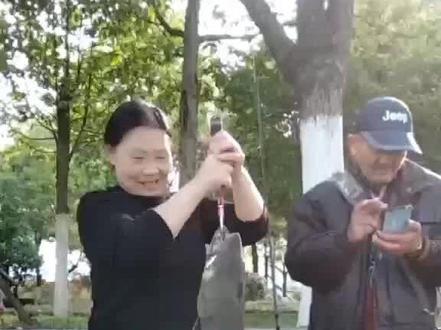 看钓起的鱼,自己比钓者还开心😄😄😄#钓鱼 #实景拍摄