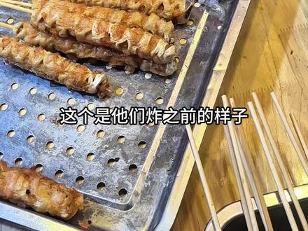 淀粉肠夹虾滑!!烤面筋夹虾滑!!第一次吃 爱了爱了#随拍 #我的生活日记 #美食#街边小吃