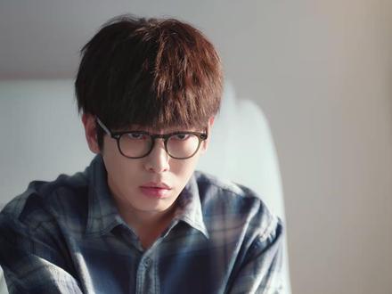 这剧是懂反向暴富的! 看完只想喊一句:
“裴总,我也想去腾达上班!”
“公司越亏,我越有钱?!”
“那必须疯狂搞黄它啊!”
结果
项目越烂越爆火!员工越躺越升职!老板越想破产,越被捧成商业奇才!
2026开年最爽喜剧来了!
彭昱畅新剧《年少有为》——改编自神作《亏成首富从游戏开始》,上线2小时热度破19000,6集飙到9.5分!
这不是爽剧,这简直就是打工人集体梦中情司!
主角裴谦,大厂牛马一枚,刚被裁员,人生跌到谷底——
突然!天降神秘大佬,给他投资一笔巨款:“开公司,目标只有一个创办了一家以亏损为目标的公司——公司亏得越多,他的奖金越高;但要是公司赚了?他每月就只拿5000块的底薪!”
这谁顶得住?裴谦第一反应不是狂喜,而是“这绝对是杀猪盘!”反诈意识拉满,堪称全民防骗课代表!
结果呢?
警察一查:人家身份真实、资金合规、合同合法!
等他回过神发现是真摊上好事了!立马诚恳道歉抱大腿
给公司起名叫“腾达”其实是“飞黄腾达”的反话——“飞速黄掉,达不起来”!
开业剪彩?剪的是黄带!寓意“黄得明明白白”!
招人标准?优汰劣胜,只要混子!故意集齐各种不靠谱的虾兵蟹将,加速他的“亏成首富”计划
结果招的“奇葩员工”结果全是隐藏大佬。黄思博是个卷王,天天疯狂内卷,每一次必亏的项目总能力挽狂澜,扭亏为赢,成为裴谦的心腹大患,为了将内卷狂魔黄思博送走,推出首创“首位淘汰制”,给员工发百万创业基金,鼓励创业。
本以为稳亏不赔,
结果——
他上班摸鱼做的垃圾游戏《孤独的公路》一夜爆火百万下载!
裴谦当场崩溃:“这游戏立马下架!越火越要下!”
他砸钱投资摸鱼网咖,结果被驻场歌手带火,偏远山顶开私厨,成为偶像打卡地;拍文艺片,本想血本无归,结果电影节直接捧回大奖!
看着财务报表,他蹲在走廊吃泡面,眼泪哗哗流:
“又赚钱了?!这不是要我命吗!!”
表面:抓狂社畜,只想躺平
实际:员工眼中的良心老板、投资人眼中的商业鬼才、网友口中的“反向巴菲特”!
他越想搞垮公司,公司越蒸蒸日上;
他越拒绝成功,成功越追着他跑!
《年少有为》用荒诞撕开职场真相:
压榨≠高效,内卷≠成功!
真正走得远的企业,靠的是尊重、信任和人性!
还没看的宝子,赶紧冲!
#年少有为 #彭昱畅 #打工人 #职场讽刺 #亏成首富从游戏开始