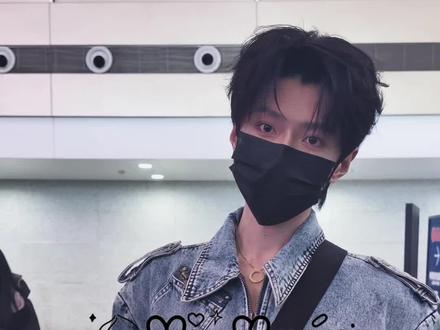 安检时的一点点talk😉
嗯对…是在重庆吃了火锅的普普haha #郝熠然 #机场 #送机 #游书朗 @郝熠然