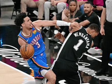 锐评马刺vs雷霆G3 依旧逆转,难道真成文玩了吗??? #nba #马刺vs雷霆 #nba季后赛 #摔跤#文班亚马