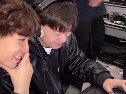 两个认真宝宝和两个使劲憋笑 #阿哲什么都会 #阿哲和倩怡