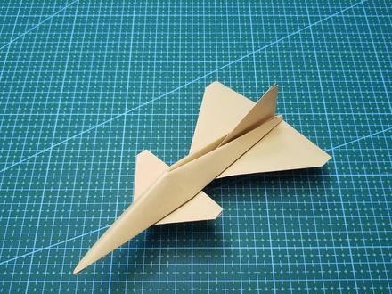 歼-10!中国自主研制的鸭式轻型、全天候、超音速第四代战机。#手工 #折纸 #折纸教程 #手工折纸 #纸飞机