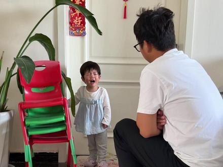姐妹们 兜兜这脾气也是没招了 用头撞门…. 你们说说怎么办#家庭萌娃日常 #家庭育儿趣事