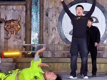 周周和老嫂子斗舞翻车现场,太有活了哈哈哈#万岁山老嫂子#周周啊#万宁叔 #万岁山武侠城的神仙体验#老嫂子欢快大舞台