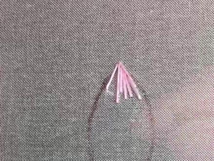 苏绣包头绣开始针法教程:由三针成为一个点,慢慢往外扩针加针.这样的同时在换它颜色