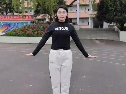 以勒中心小学大课间手势舞《中华孝道》,舞蹈很简单,重在教育意义,百善孝为先,孝敬是根本!