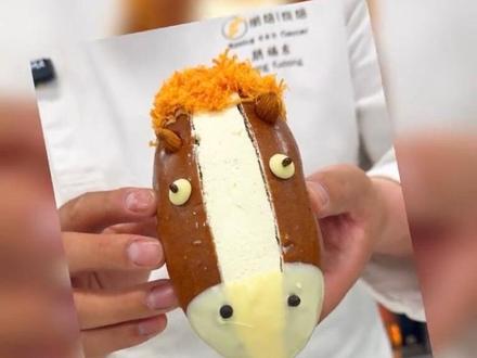 🥐 牛马面包(朋焙烘焙培训版)配方与制作指南
这是朋焙烘焙培训分享的一款网红“牛马面包”,名字玩梗,配方扎实,适合商业或家庭制作。
一、面团配方(以高筋粉100%计)
原材料 配方比 用量(g)
多谷兀淳麦道高筋粉 100% 1000
细砂糖 22% 220
盐 1.2% 12
奶粉 2% 20
鲜酵母 3% 30
蛋黄 10% 100
水 35% 350
牛奶 15% 150
鸡蛋 10% 100
炼乳 3% 30
总统黄油 10% 100
可可粉 3% 30
二、原味奶油夹心配方
原材料 用量(g)
淡奶油 100
马斯卡彭 50
细砂糖 8
三、制作工艺要点
1. 搅拌:
◦ 先将除黄油、盐之外的所有材料混合,揉至面筋扩展。
◦ 加入软化的黄油和盐,继续揉至完全扩展阶段(能拉出薄而有弹性的手套膜)。
◦ 控制面团最终温度在 26℃-28℃。
2. 基础发酵:
◦ 温度:28℃,湿度:75%。
◦ 时间:约 1小时,至面团体积膨胀至原来的2-2.5倍。
3. 中间松弛:
◦ 分割、滚圆后,在温度28℃、湿度80%的环境下松弛 20分钟左右。
4. 成型:
◦ 搓成圆柱形,可根据喜好做成“牛马”造型,如用杏仁片做耳朵。
5. 最终发酵:
◦ 温度:28℃,湿度:80%。
◦ 时间:约 1小时。
6. 烘烤:
◦ 表面刷蛋液。
◦ 烤箱温度:上火210℃,下火160℃。
◦ 时间:约 8分钟,至表面金黄即可。
💡 小贴士:
• 这款面包名字“牛马”是网络热梗,寓意打工人的“续命面包”,口感松软,奶油夹心不腻,非常适合作为早餐或下午茶。
• 家庭制作时,可将配方按比例减半,鲜酵母若用干酵母替代,用量为鲜酵母的1/3。
#牛马面包#一般人不告诉他 #朋焙烘焙技术研发中心 #朋福东 #学习面包