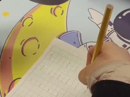 小男孩写作业用转笔刀砸笔画点 #萌娃 #熊孩子作业