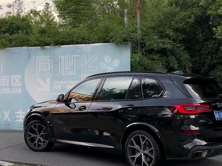 如果说你的X5选配了车窗饰条跟行李架的话,那小改一下就简单了。#宝马x5 #宝马 #国产x5