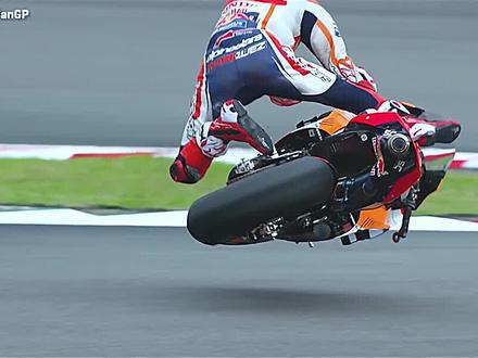 他们以性命相搏在赛场上为我们带来一场又一场的精彩战役!#motogp #摩托