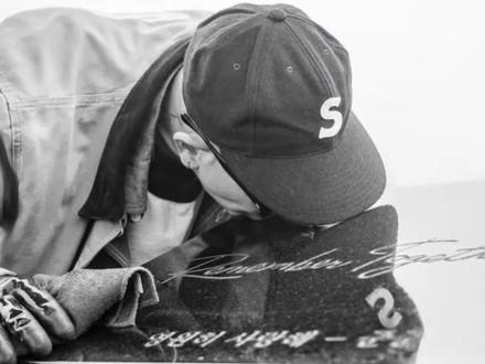 具俊晔的爱就是个笑话!用伞尖给大S雕像揭幕,还请韩综全程跟拍#大s雕像 #大s雕像揭幕