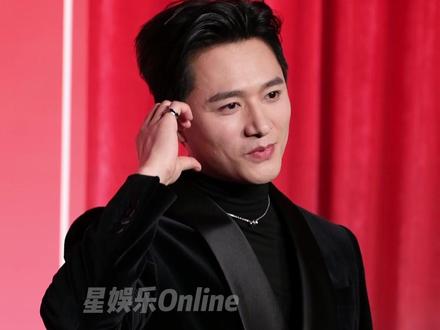 #王皓祯 黑色西装造型亮相,红毯上不忘大方饭撒 #当红派对