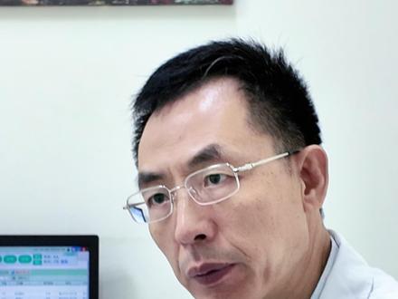 短指症是显性遗传但外显不全 短指症可分为单纯型短指症以及包含短指症状的多种综合征。单纯型短指症的常用分型是依据解剖学基础的Bell分型,其按畸形发生部位和受累程度将其分为A~E 5种类型(Brachydactyly type ABCDE):BDA、BDB、BDC、BDD 和BDE,及若干亚型。短指在临床表型上高度多样化,相同类型的表型会有较大变化及差异,不同类型之间的表型也多有重合,且常有解剖学分型与分子遗传学类型不相符合,因此根据表型诊断不易确定类型。随着更多致病基因及突变的鉴定及发病机理的深入研究进展,将不断改进优化短指症的分型。
#短指症 #拇指 #D型短指 #a3型短指症 #D型短指症