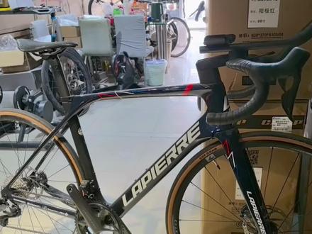 三万三千元,这个价格和17年。众多品牌还没有走,说实话路线之前的价格一样,后来因为美国制造业空心化,欧洲更加空心化,但是不同呢,就是美国品牌开始拼命装逼 ,价格直接涨了百分之五六十,但显然这个品牌没有涨价,但反过来说呢,在目前的中国就是装逼效果不是很好,但是从技术特性和性能上和气质上,它一直保持着自己的风格