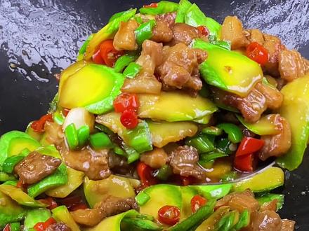 以后小瓜不要总是煮着吃了,像我这样炒出来脆嫩爽口特别好吃#小瓜炒肉 #一起学做菜 @DOU+小助手