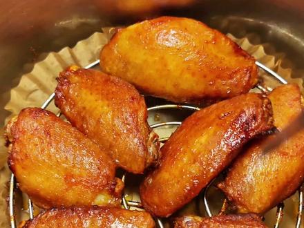 一口下去咔嚓咔嚓的玻璃脆皮鸡翅真的是年度最佳鸡翅吃法,有空气炸锅的赶紧去做#花式吃鸡大赛 #空气炸锅美食 #脆皮鸡翅 #鸡翅的神仙吃法 #烤鸡翅 @爱吃鸡