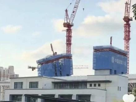 上海京东总部大楼塌了!爬爪一松,钢架扭曲!运动部件没法装传感器?我们让钢架"自己报警"
5月16日,上海京东总部工地,爬爪松脱导致外架扭曲,钢网变形。
一个要命的监测盲区:爬爪是运动部件,传感器装不上去。
怎么办?不测原因,测结果
在高空悬挑钢架上布无线应变计+倾角仪,钢架受力异常,姿态一变,立刻预警!变形还没肉眼看到,警报已经响起。
百亿工程的安全,不能只靠巡检和热搜。让每一根钢架都"会说话"
#建筑安全 #上海热点 #上海京东总部 #智能城市基建 #造楼机