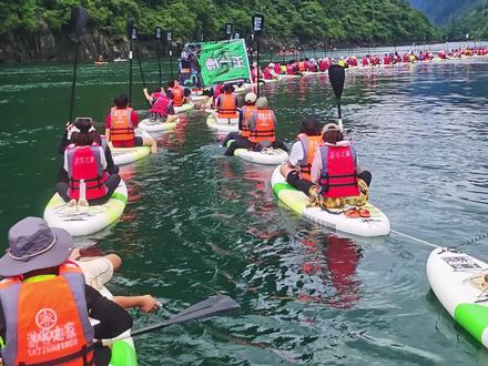 天峨红水河划桨板 看蓝刀鱼风暴 南宁出发一日游攻略
1.7:00广西科技馆西2门发车
7:30西乡塘客运站地铁A出口发车 预计4个半小时到达
中途会在服务区休息 也可以在服务区换好下水的衣服
2.中午12:00分左右到达天峨县城 自行解决午餐。
吃完午餐集合上车去到下水点位,教练领队会现场教学如何安全穿戴救生衣和划桨板技巧,全程需要佩戴好救生衣,不允许私自解开救生衣下水游泳,上板之后,我们会使用快艇拉着大家游玩一段时间,到达红水河的蓝刀鱼风暴哪里就解开自行游玩,蓝刀鱼非常的多打卡很出片。
3.4:30左右集合 看好时间 预计3点左右就开始往集合点往下滑。全程2-3公里左右,耗时1小时左右。
4.预计5点整换好衣服返程回南宁
5.9:30左右到达南宁西乡塘第一下车点 结束一天愉快的行程。
#天鹅蓝刀鱼 #蓝刀鱼风暴 #夏天就是要玩水 #南宁出发 #户外活动