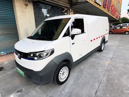 小面包你们不要,现在给你们整个大面包#新能源面包车 #新能源货车 #新能源汽车 #智蓝精灵 #蓝精灵E7