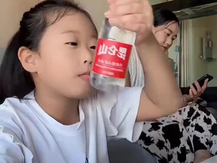 好多人求更新的萝卜酱来了。文案好难想。@徐一可(米果) 就很好奇他为什么要舔?