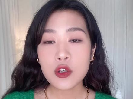 适合养甲新手的甲型以及修甲教程!超详细
1、方甲💅🏼
适合类型:秃甲、空甲阶段、游离线前期
适合长度👇🏻:秃甲、空甲阶段从背面看0.5-1mm;游离线前期:1-2mm
2、方圆甲💅🏼
适合类型:游离线到完美甲过度阶段、完美甲阶段
适合长度:游离线以上1-1.5mm
😻如果你是上翘甲、扇形甲,需要轻轻打磨两边,留边少一些,才能在涂护甲油时锁住c弧,达到纠正的效果!
😻如果你是下勾甲,就需要从侧面看,把下勾的指甲都修剪掉,修成从侧面看与手指平行即可。
#养甲 #修甲