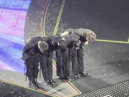 fforever恒星之城演唱会《恒星不忘》
本次巡演的主题曲 不愧是阿信作词 杰伦作曲
“重回最好的时光 永恒回忆就像恒星不忘”
#演唱会 #恒星不忘 #F3 #阿信 #周杰伦