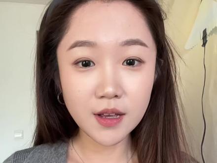 手残党姐妹兄弟快来学系围巾!保暖又好看。目前我只学会了这两种,比起随意绕一圈,第一种系法更有层次感;如果第一种系法不小心系错了,那就系成第二种。冬天一定要护好脖子,好看的同时也要保暖呀~之前我是不爱戴围巾的,但是今年亲测,戴一条围巾护脖子,更不容易着凉!购入了好多条围巾#围巾 #围巾系法 #围巾系法分享 #围巾推荐 #冬季保暖