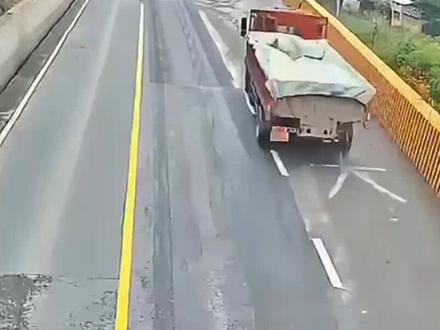 冲一次避险车道多少钱 该怎么开出来#避险车道 #避险车道冲一次多少钱