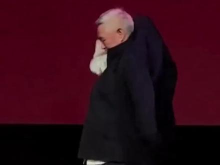 回头转身的那一瞬间,我的青春好像看了我一眼。