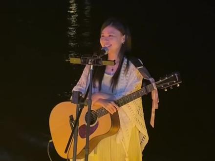 原来有很多人不知道巴厘岛在哪里🥹不过真的很开心作为印尼原创音乐人可以跟你们分享我的歌🥰 #乐队现场 #弹唱现场 #原创歌曲 #女生弹唱