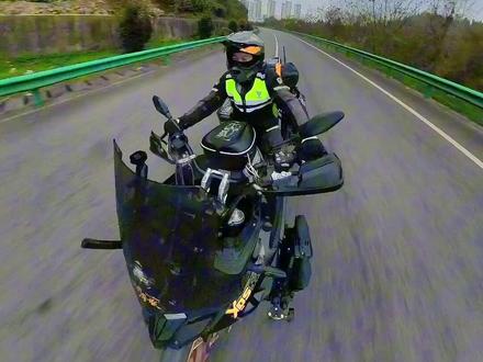 其实我想说,对于跑长途摩旅的我们来说,只要高速不下雨和起大雾,比跑国道安全得多。亲测摩托车在湖北可以合法领卡上高速(按小车收费标准收费),道交法也没有明确禁止摩托车上高速,个人觉得只要排量够,速度跟得上,戴头盔,有牌证,戴护具,靠右行,不超速,就应该准许我们摩托车合法上高速,给我们摩托车路权。同样的交购置税,作为中国儿女就应当享受合法合理的对待。大家觉得摩托车能上高速吗#摩托车上高速 #无极525dsx #风和自由 #摩旅 #湖北高速