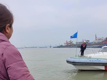 大检查新政策,手把手教船员怎么操作过闸系统,船长们都在申请,我们小船锚地的问题,希望领导能把我们锚地的问题解决了。船员最烦恼的就是没地靠🚢🚢🚢