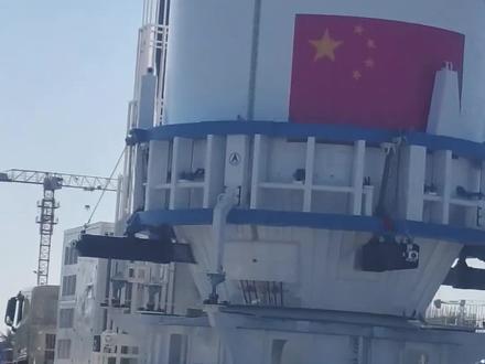 2026年1月,中国航天开启“高密度发射”模式,海南文昌及商业航天发射场接连迎来重磅任务。1月19日长征十二号“巨无霸”升空,1月27日长征七号甲接力出征,两场震撼人心的发射观礼,让全球目光聚焦中国太空探索的坚定步伐。
1月19日下午,海南商业航天发射场烈焰升腾,被誉为“光杆之王”的长征十二号运载火箭拔地而起。这枚全长62米、相当于20层楼高的“大个子”,是我国首型4米级直径单芯级火箭,搭载4台大推力发动机,以510吨起飞推力将载荷精准送入预定轨道,近地轨道运载能力高达12吨。观礼台上,2.2公里的直线距离让观众沉浸式感受轰鸣与震颤,当乳白色箭体拖着橘红色尾焰刺破云层,此起彼伏的欢呼与掌声,是国人对航天事业最深切的自豪