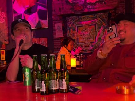 我漂泊的船静静地靠向你的岸,你撑起的伞悄悄地分给我一半。
#全抖音都在唱人生路漫漫 #人生路漫漫 #白小白 #翻唱