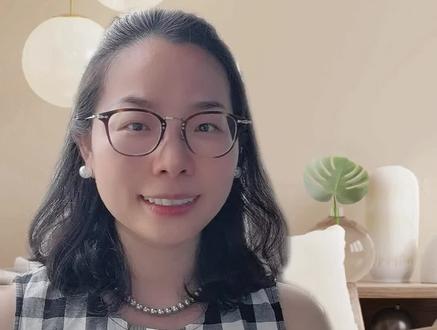《主角》米兰:坦荡通透,活成自己人生的主角 偏爱《主角》中烟火气十足的米兰
会争抢,会遗憾,会心生嫉妒
却始终守住善良底线,行事光明磊落
她没有老天爷赏饭的天赋,没有胡彩香那股豁出去的狠,可她不甘心——争过角色、抢过机会,好不容易熬到花彩香退下,却被胡三元的一炮毁掉所有期待。💔
换谁不委屈?可胡三元落难时她第一个献血、写申诉;忆秦娥一炮而红时她坦荡承认嫉妒,却主动退场、帮后辈挡谣言。
"你要见不得她好,就去台上争,别在台下搞下三滥的手段。"
她争过、拼过、熬过,也终于学会接纳平凡的自己。
不记仇、不狭隘,受过生活的苦,仍选择善良——这就是米兰最动人的底色。
#主角 #忆秦娥 #米兰 #王晓晨 #女性成长
