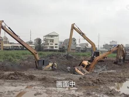 长臂挖机深陷泥坑,老板紧急派人赶来救援,这救援手法你见过吗?