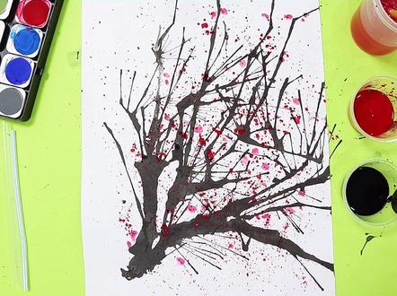 让小朋友感受下国画的魅力吧,用吸管吹出来的梅花。带上孩子来试试呀 #亲子绘画